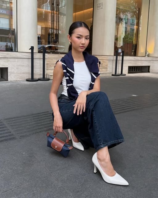 Người mẫu mang giày Kumoo